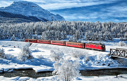 Chuyến tàu hỏa rực đỏ giữa tuyết trắng