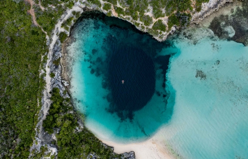 Hố xanh huyền bí ở Bahamas