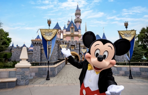 Disneyland trì hoãn mở cửa trở lại
