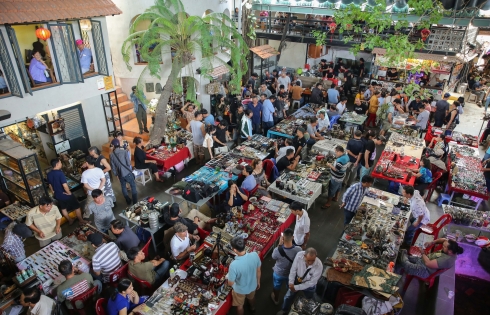 Lang thang chợ đồ cổ giữa lòng Sài Gòn