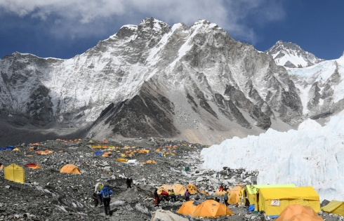Nepal cấp phép leo núi Everest trở lại 