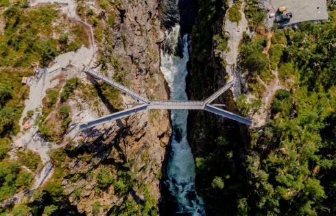 Cầu bắc qua dòng thác hùng vĩ của Na Uy