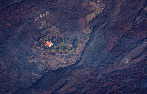 Ngôi nhà kì lạ sống sót sau trận phun trào núi lửa