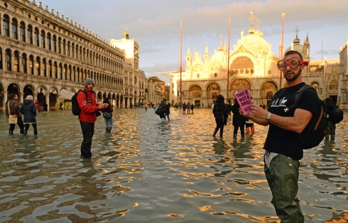 Du khách tận hưởng trận lụt bất thường ở Venice