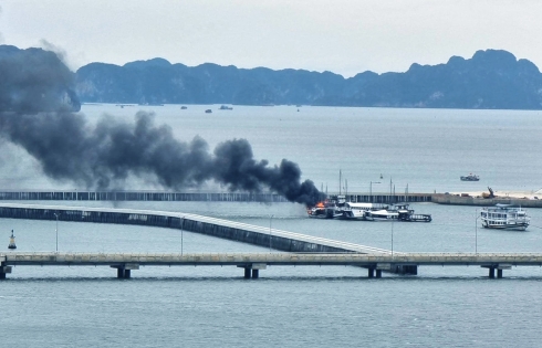 Hai tàu du lịch bị bốc cháy trên vịnh Hạ Long
