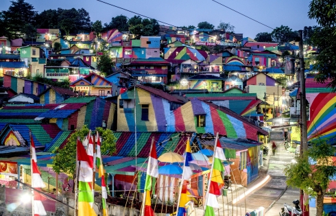 Từ khu ổ chuột 'bỗng' biến thành ngôi làng cầu vồng tại Indonesia