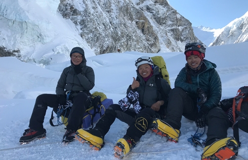Ba chị em cùng nhau chinh phục đỉnh Everest lập kỷ lục thế giới