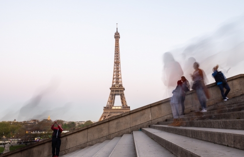 Du khách bị buồn nôn và ảo giác nặng khi đến Paris