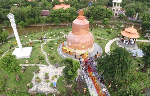 Đi thăm Ấn Độ thu nhỏ bên trong một thiền viện ở Tiền Giang