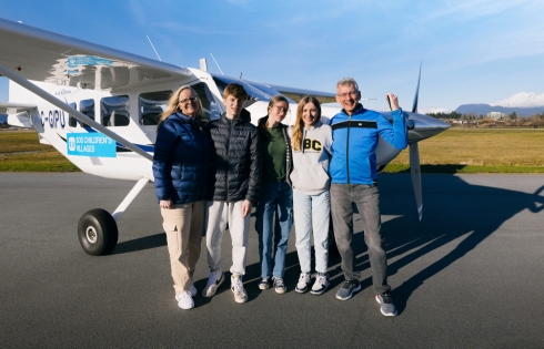 Gia đình thám hiểm vòng quanh thế giới bằng máy bay