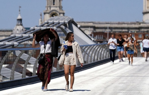 Châu Âu nắng nóng đỉnh điểm khiến khách du lịch 'khốn đốn'