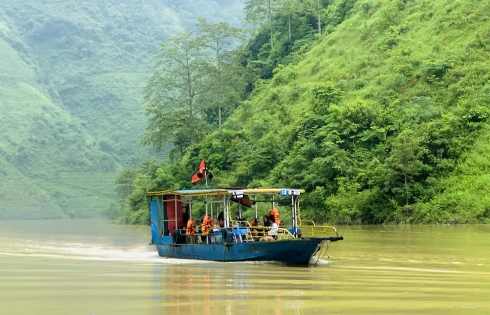 Tạm ngưng vận chuyển khách du lịch trên sông Nho Quế