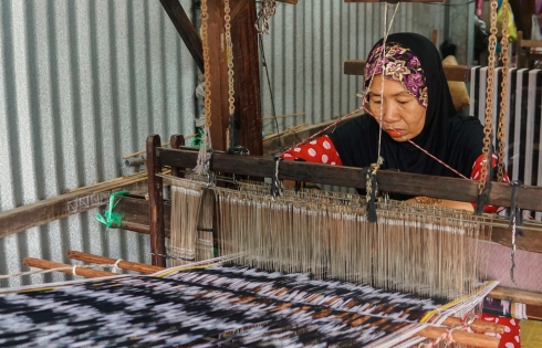 Khéo léo nghề dệt thổ cẩm truyền thống của người Chăm Châu Phong