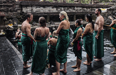 Gột rửa bụi trần tại suối thiêng Bali