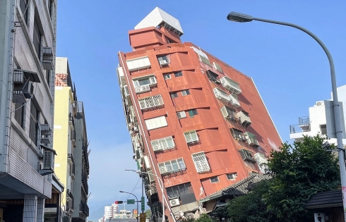 Động đất Đài Loan khiến nhiều tòa nhà đổ sập