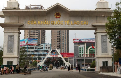 Khách Việt xếp hàng 4 tiếng ở cửa khẩu để du lịch Trung Quốc