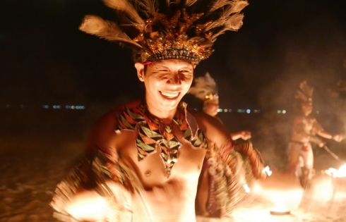 Đến Cam Ranh, xem múa lửa Boracay