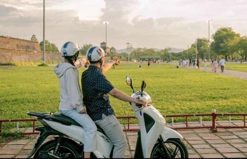 Chàng trai làm tour du lịch bằng xe máy, ăn, chơi, khám phá 'cháy' xứ Huế