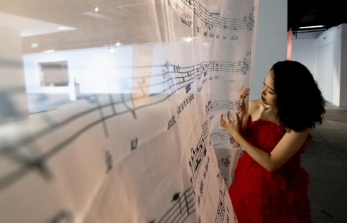 Sự giao thoa giữa âm nhạc và hội họa qua album mới của ca sỹ Hoàng Quyên