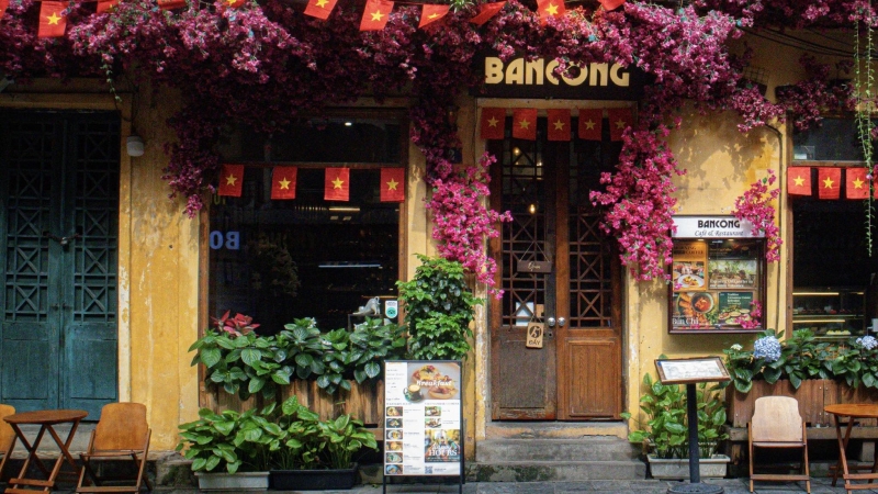 Những quán cà phê “ẩn mình” trong biệt thự cổ ở Hà Nội