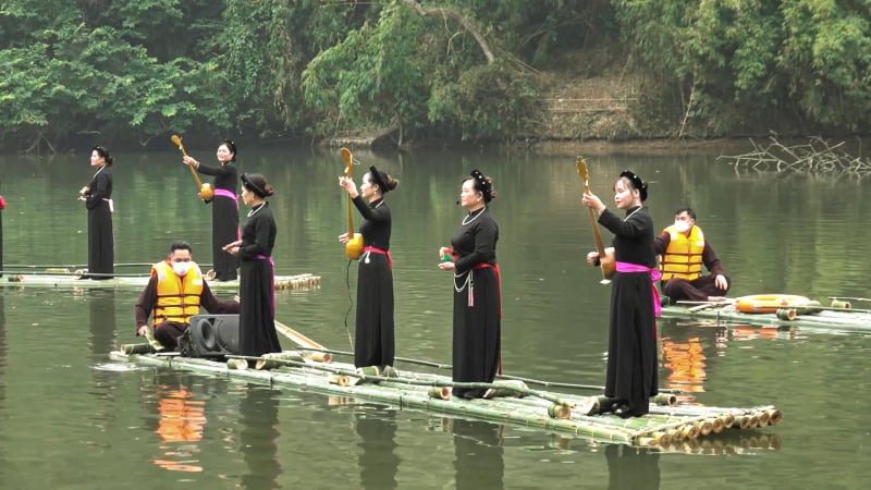 Trải nghiệm Bơi mảng - hát Then trên hồ Nà Nưa