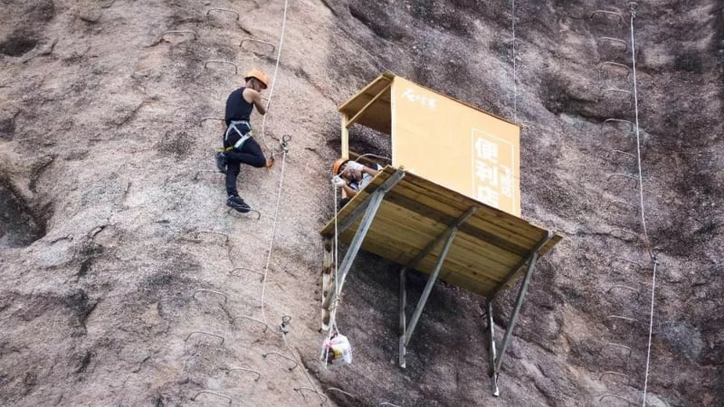 Cửa hàng 'tiện lợi' cheo leo trên vách núi ở Trung Quốc