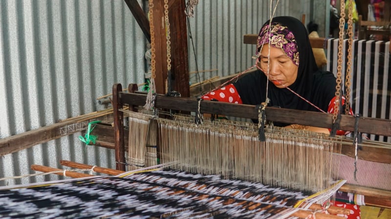 Khéo léo nghề dệt thổ cẩm truyền thống của người Chăm Châu Phong
