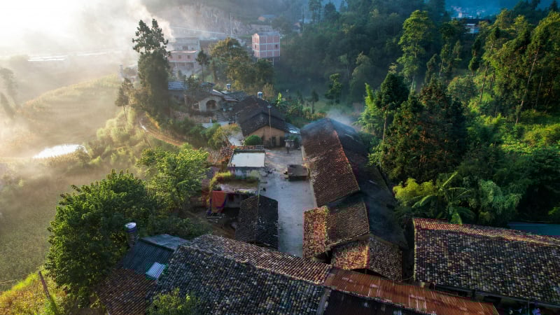 Làng cổ Thèn Pả nằm dưới chân cột cờ Lũng Cú