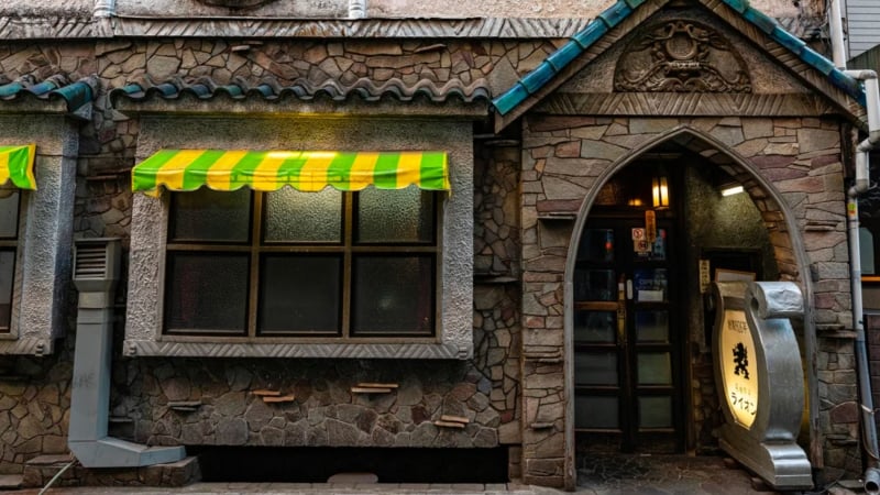 Gần một thế kỷ, quán cà phê ở Tokyo không phục vụ khi khách dùng điện thoại