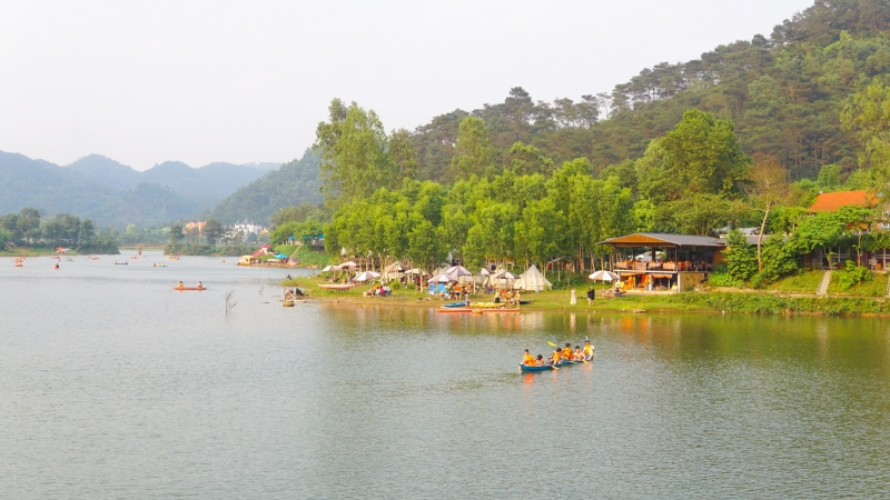 Giới trẻ thích 'chữa lành', đi cắm trại ở ngoại thành Hà Nội