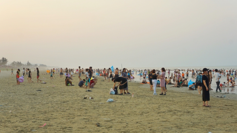 Thời tiết đỉnh điểm 43 độ C, người dân Hà Tĩnh đổ xô về bãi biển Lộc Hà