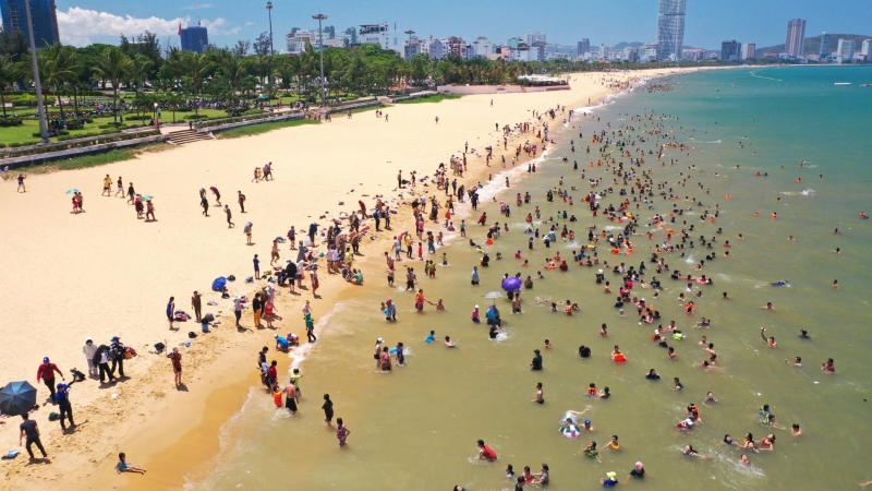 Người dân Quy Nhơn đổ xô đi tắm biển giữa trưa dịp Tết Đoan Ngọ