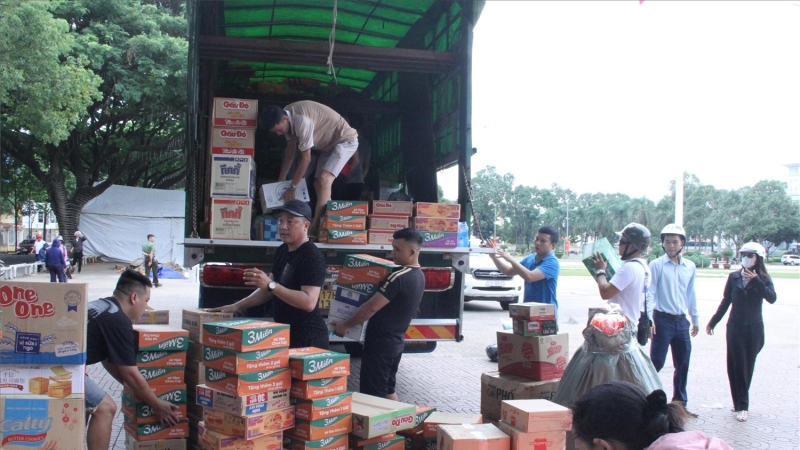 Đồng bào chung tay gửi đồ ăn, thức uống cho bà con vùng lũ