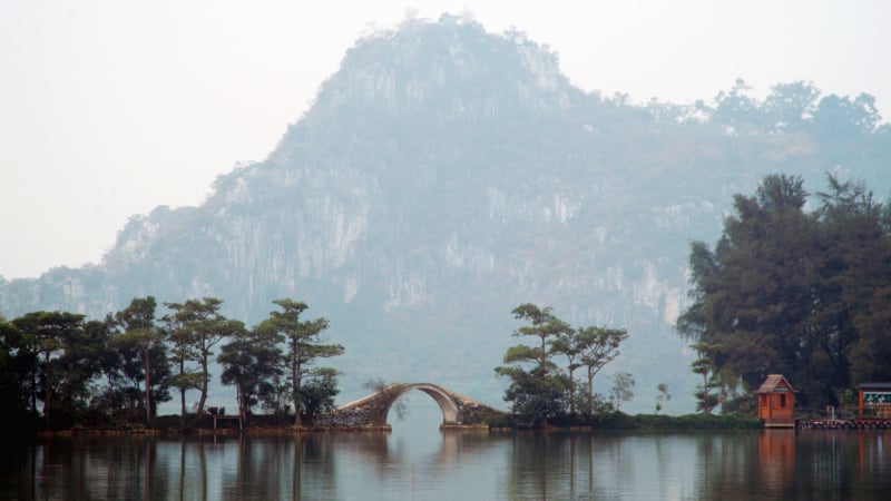 Lơ lửng giữa không trung để chinh phục ngọn núi ở Trung Quốc