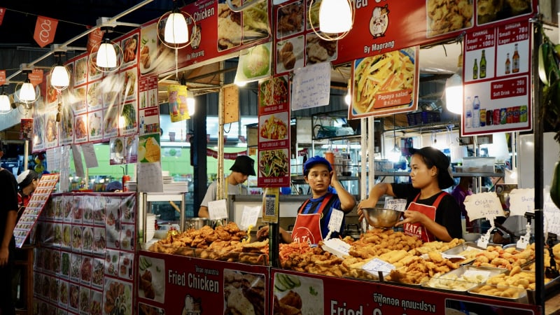 Kata Walking Street – Bức tranh đêm sôi động ở Phuket