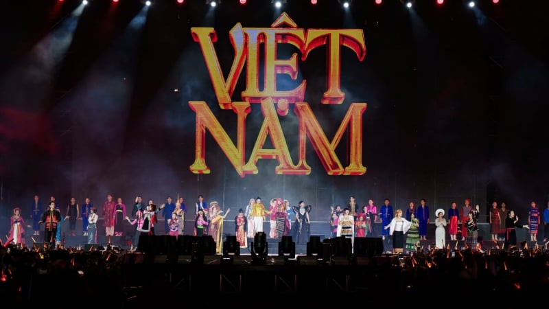 Tự hào “một vòng Việt Nam” đi qua văn hoá 3 miền, trang phục 54 dân tộc trên sân khấu concert Chị đẹp 2025