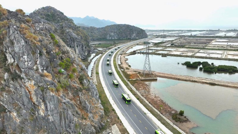 Xe điện miễn phí chính thức hoạt động tại Cát Bà để đưa du khách đến với đảo
