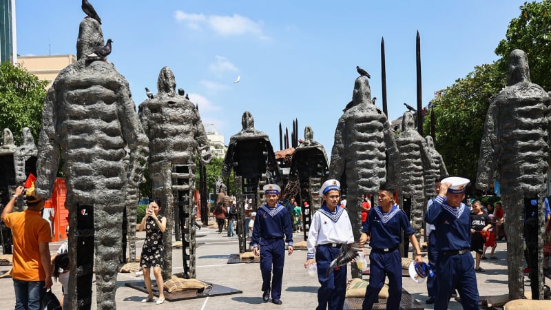 Du khách 'rủ nhau' check in bãi cọc Bạch Đằng, xe tăng treo ngược trên phố đi bộ Nguyễn Huệ