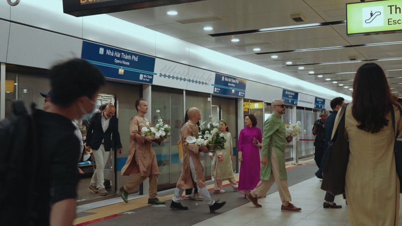 Rước dâu trên trên chuyến tàu metro số 1