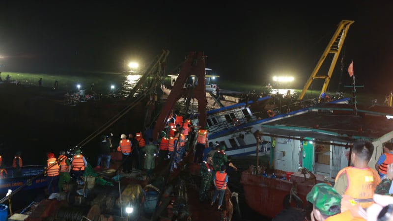 Trục vớt thành công tàu bị lật, Quảng Ninh hỗ trợ 25 triệu đồng cho gia đình có nạn nhân tử vong