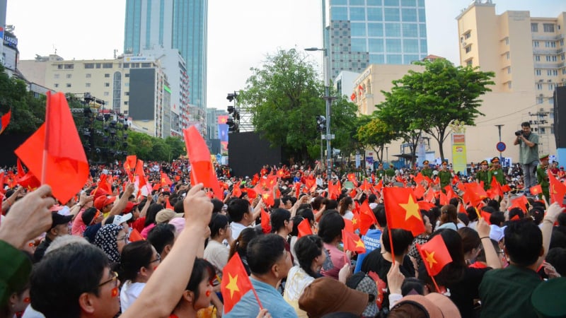 Nhìn lại lễ kỷ niệm 50 năm thống nhất đất nước