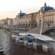 Taxi bong bóng trên sông Seine