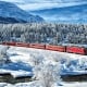 Chuyến tàu hỏa rực đỏ giữa tuyết trắng