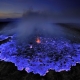 Ngọn núi lửa có ánh sáng xanh kỳ bí