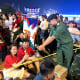 'Thắm tình quân dân', bộ đội phát lương khô cho người dân thức đêm chờ xem diễu binh