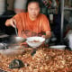 Độc lạ nhà hàng '50 năm không rửa nồi' nổi tiếng khắp thế giới