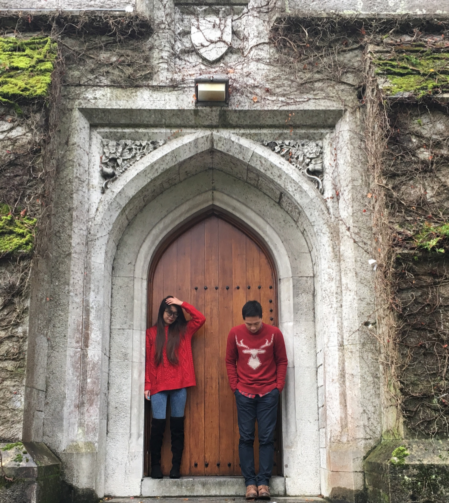 'Cặp đôi áo đỏ' lãng mạn trong khung cảnh cổ kính thuộc đại học UCC, Cork, Ireland