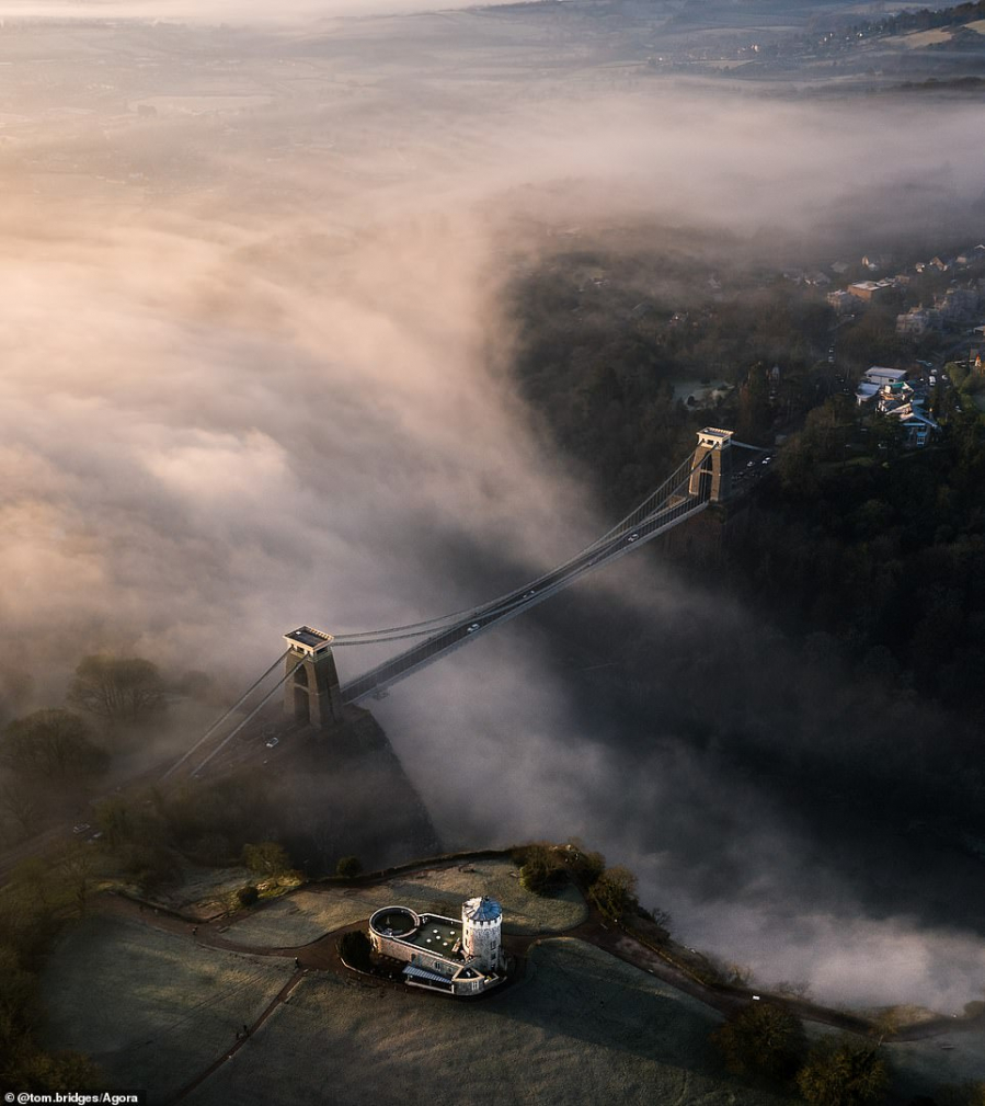 Tài khoản @tom.brigdes gửi đến cuộc thi nhiếp ảnh kiến trúc toàn cầu ảnh chụp trên cao của cầu treo Clifton ở Bristol, Anh, và giải thích: 
