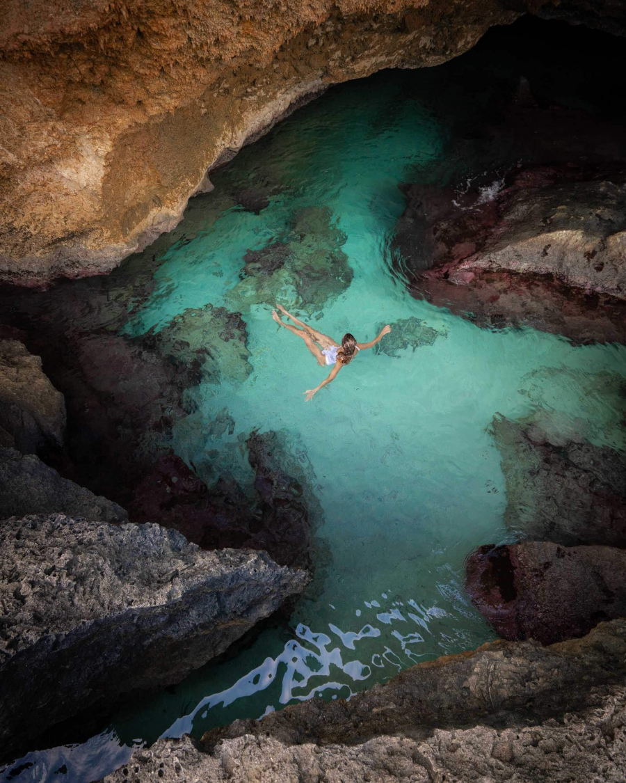 Hồ bơi thiên nhiên Conchi nằm ẩn nấp bên trong hệ thống núi đá tự nhiên đâm ra đại dương ở phía bắc đảo Aruba là điểm du lịch thích hợp để bạn tham quan trong ngày