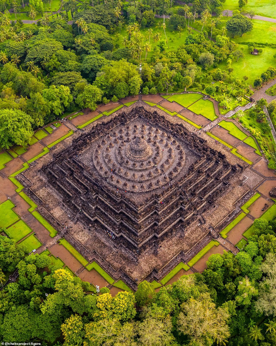 Bức ảnh chụp từ trên không này là ngôi chùa Phật giáo thế kỷ 9 Borobudur ở Magelang, Indonesia. Ngôi đền có 504 bức tượng Phật với 72 bức tượng Phật bao quanh mái vòm trung tâm, được UNESCO công nhận là Di sản thế giới.